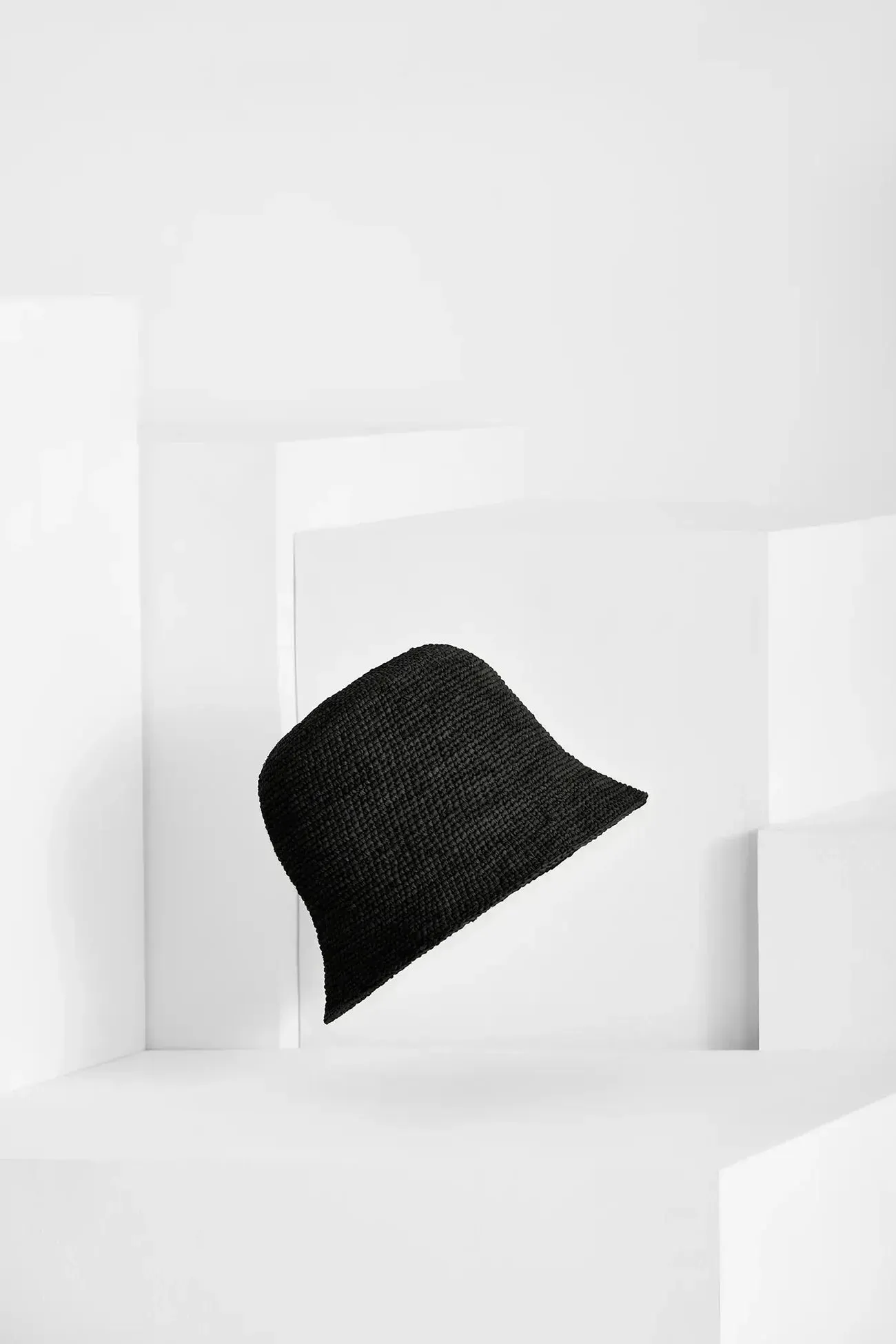 andao foldable raphia bucket hat in black