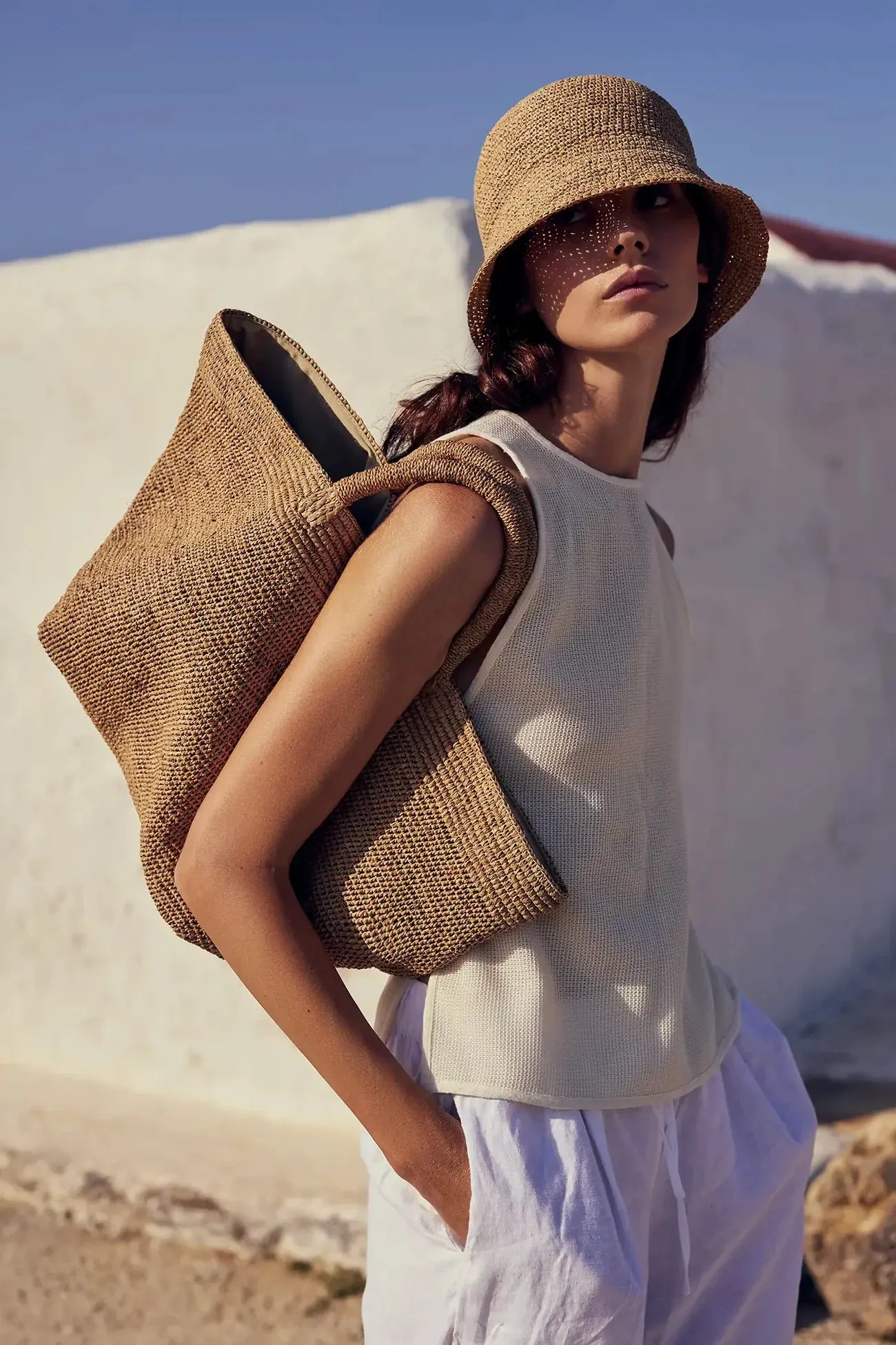 andao foldable raphia bucket hat in black